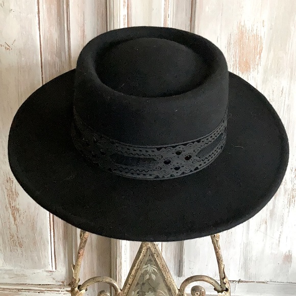 Accessories - Flat top felt hat